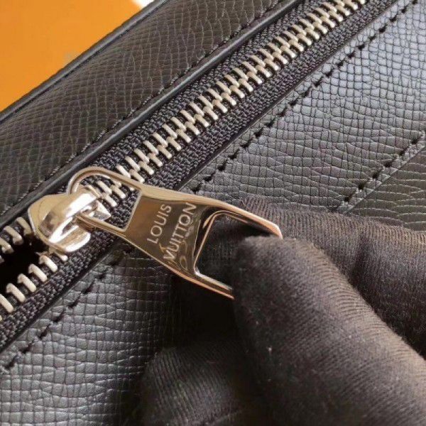 Anton Messenger PM Bag Taiga Leather M33427 - Image 3