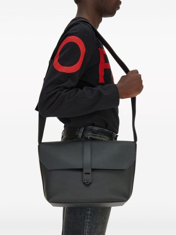 Ferragamo Gancini-buckle leather messenger bag - Image 2