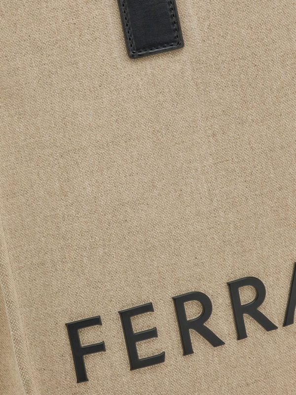 Ferragamo embossed-logo leather tote bag - Image 4