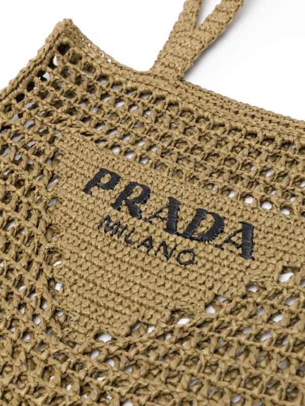 Prada triangle-logo raffia tote bag - Image 4
