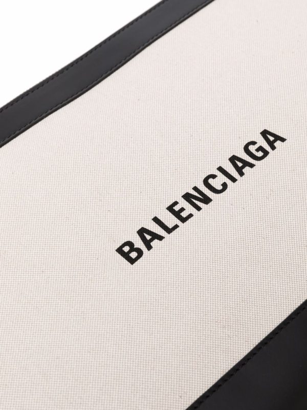 Balenciaga logo-print clutch bag - Image 4