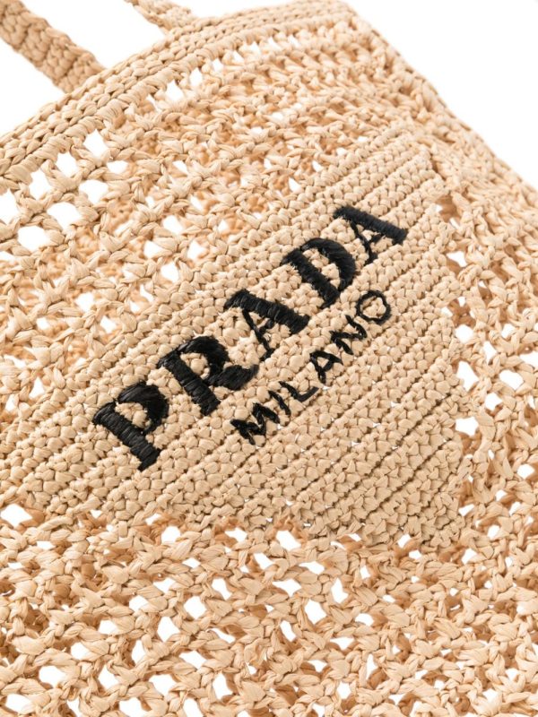 Prada triangle-logo raffia tote bag - Image 4